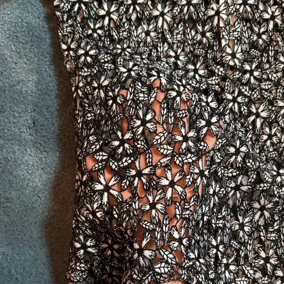 Gracia Black and White Floral Lace Short-Sleeve Top - Picture 4 of 4